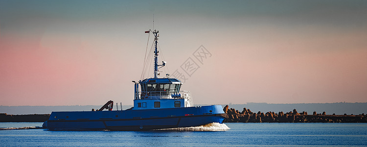 蓝小型拖船工艺引擎力量航海领航码头航行血管柴油机服务图片