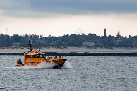 橙色领航船海岸线服务橙子领导力量多云救援引擎快艇速度图片