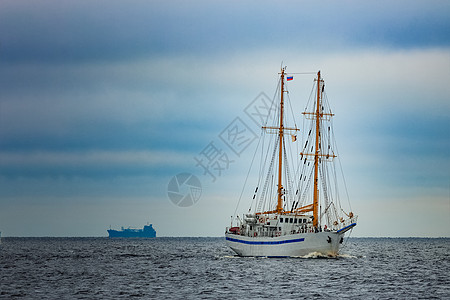 白帆船蓝色游艇船运血管航行巡航历史海洋水手桅杆图片