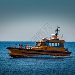 黄色试点船快艇汽艇拖船海岸线安全发动机人员救援飞行员领导图片
