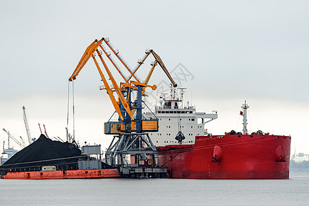 大型红货船装载货物运输库存煤炭出口卸载海洋物流起重机血管图片