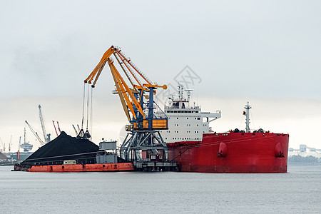 大型红货船装载港口煤炭海洋进口血管库存出口卸载加载货运图片