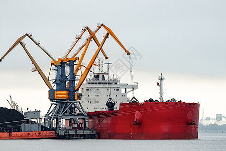 大型红货船装载卸载煤炭物流加载港口货运运输血管货物库存图片