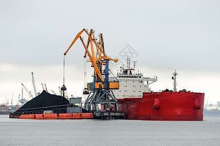 大型红货船装载物流港口血管煤炭船运货物海洋运输出口货运图片