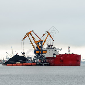 大型红货船装载海洋货物港口血管运输加载煤炭库存物流货运图片