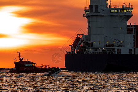 试船渔获大型集装箱船只海洋橙子拖船运输海浪引擎血管船运航行海岸图片
