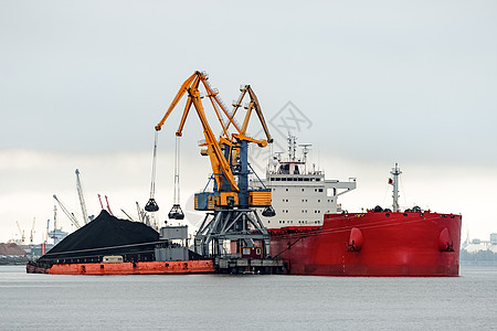 大型红货船装载运输起重机加载货运海洋出口库存煤炭港口进口图片