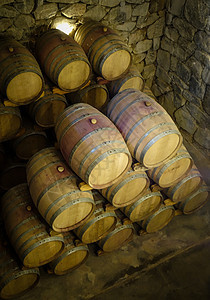 酿酒厂中的木制葡萄酒桶酒精洞穴地窖酒厂农业葡萄园葡萄贮存木头静脉图片