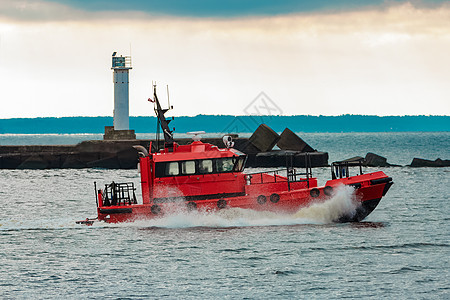 驶往波罗的海的红色试点船汽艇灯塔警卫海岸线全体人员运输快艇服务安全图片