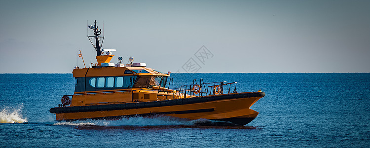 黄色试点船帮助拖船运输领导力量速度汽艇快艇人员护航图片