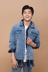 英俊帅气的年轻亚洲人 酷男时尚模特衬衫太阳镜牛仔布夹克皮革牛仔裤男性图片
