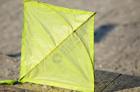 水泥地板上的绿风筝图片
