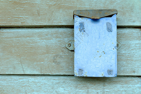 木墙背景上的旧金属盒图片