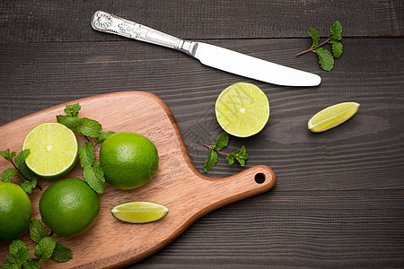 木制桌上的剪切板上新鲜石灰桌子薄荷柠檬水果白色食物青柠木头绿色图片