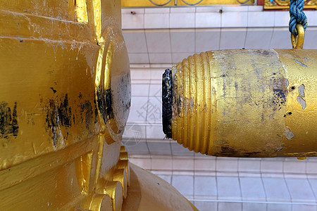 泰国佛教寺庙的木铃和金铃响起图片