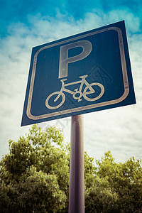 蓝天和树上带过滤器的自行车停车标志运动驾驶运输旅游城市公园金属车轮旅行交通图片