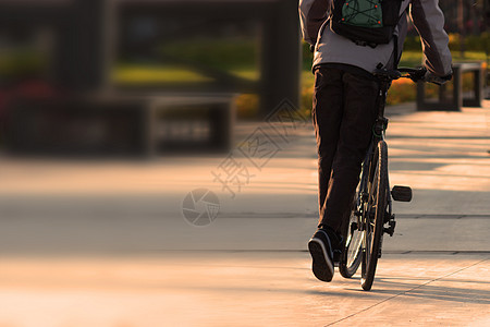 公园里的骑自行车的人自由男人男性运动员潮人车轮运动运输日落速度图片