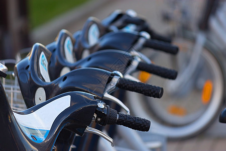 停车时的银蓝色自行车街道历史性环境交通旅游娱乐车轮车辆运输民众图片