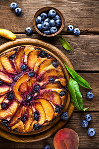 桃奶酪蛋糕或馅饼 新鲜蓝莓 在木制生锈背景 顶端视图 缝合上菜单饮食浆果美食水果乡村桌子蛋糕油桃桃子图片