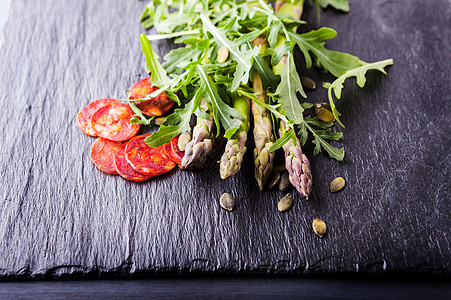 Asparagus沙拉和chorizo蔬菜绿色餐具石板叶子食物香肠美食文化影棚图片