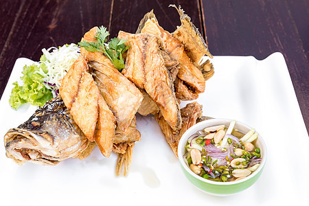 油炸海低音餐厅白色美食海鲜食物蔬菜盘子鲈鱼午餐鱼片图片
