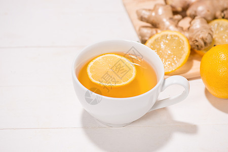 木制桌上的健康的姜茶成分杯子叶子树叶饮料柠檬棕色蓝色食物草本草本植物图片