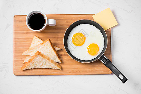 传统早餐 盘子上煎鸡蛋绿色蛋黄食物美食沙拉圆形油炸黄色烹饪面包图片