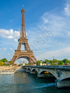 Eiffel铁塔和巴黎河上桥图片