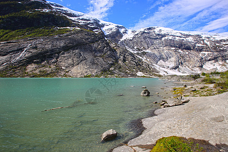 山区和绿湖水图片