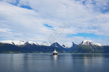 在挪威渡过码头峡湾旅行港口运输风景渡船血管航行旅游天空图片