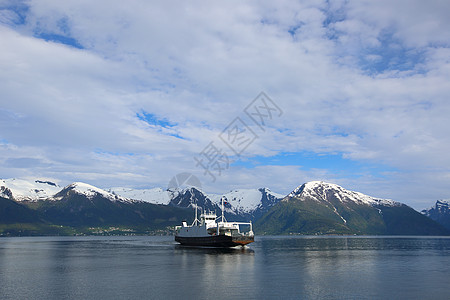 在挪威渡过码头航海海湾村庄峡湾蓝色天空旅行路线旅游岩石图片