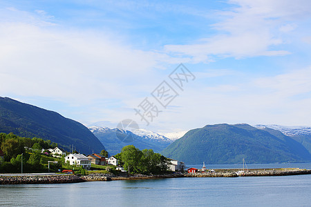 峡湾码头村庄海岸多云钓鱼山脉石头岩石天空房子风景图片