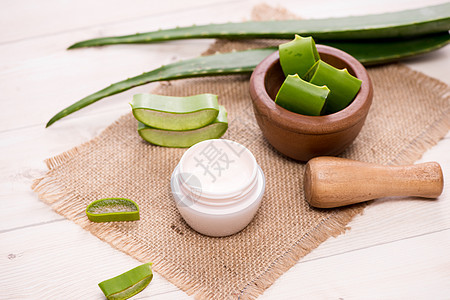 Aloe viera化妆奶油皮肤和身体护理卫生湿润剂植物白色治疗果汁温泉绿色植物学化妆品凝胶草本图片