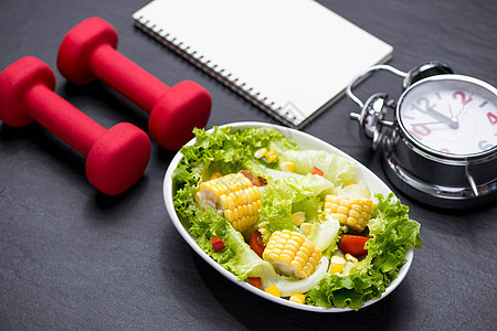 有新鲜沙拉的健健康餐 饮食概念笔记本减肥糖尿病排毒蔬菜营养食物重量绿色时间图片