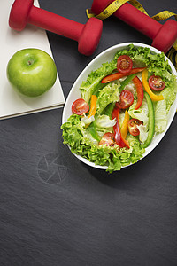 有新鲜沙拉的健健康餐 饮食概念磁带小吃桌子叶子食物美食运动白色午餐营养图片