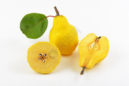 成熟的黄梨种子黄色水果叶子绿色图片