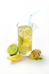 一杯姜汁汽水冷藏嘶嘶玻璃苏打冷饮冰镇饮料食物柠檬冰块图片