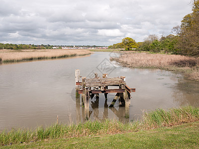 废弃旧木头浮舟的泉湖图片