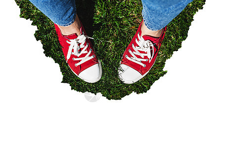 绿色草地上穿着红脚鞋的老红腿 从上面看乐趣生活衣服成人青少年姿势青年牛仔裤蓝色运动鞋图片