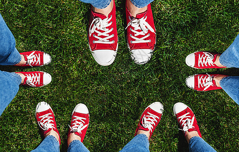 在绿草上用旧红色运动鞋将双腿合在一起 Ab 查看自由幸福牛仔裤青少年成人蓝色街道墙纸生活姿势图片