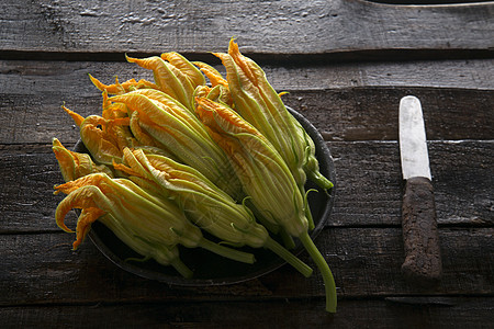 新鲜的黄南瓜花季节油炸木头食物发芽黄色蔬菜植物图片