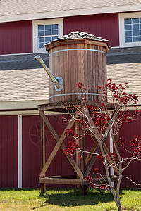 农场上的井水塔油箱容器农业水泵枫树水箱管道谷仓图片