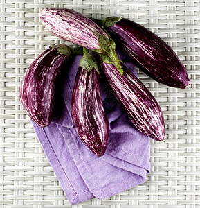 原带条形卵树种植绿色宏观素食者褐色蔬菜柳条健康饮食紫色条纹背景图片