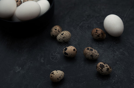 桌边的鸡蛋和打斗鸡蛋传统蛋壳烹饪静物饮食水平农场营养鹌鹑斑点图片