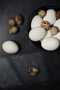 桌边的鸡蛋和打斗鸡蛋传统桌子工业斑点烹饪作品食品鹌鹑营养食物图片