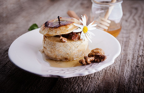 烤苹果加坚果和葡萄干田园饮食盘子甜点甜食背景乡村食物核桃红色图片