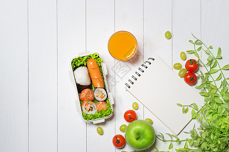 带不同食物 新鲜蔬菜和水果的本托盒菜单产品送货白色桌子营养饮食餐厅绿色午餐图片
