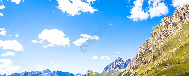 意大利多洛米提山上的蓝天石头顶峰全景高山旅游远足旅行天空风景岩石图片