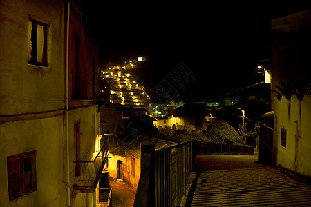 夜视古老的村庄的小巷背景图片