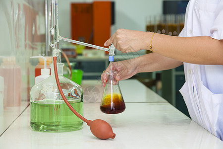 实验室里工作的科学家们制药蓝色医学化学品卫生药品研究员测试微生物学科学图片